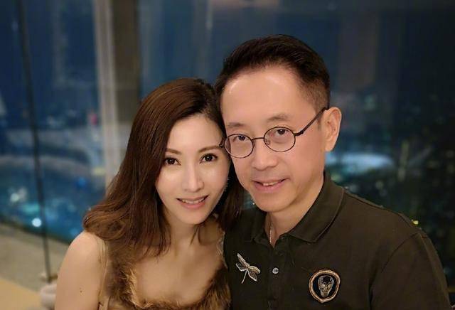 李嘉欣近照曝光，嫁入豪门的亲姐久违露面，两