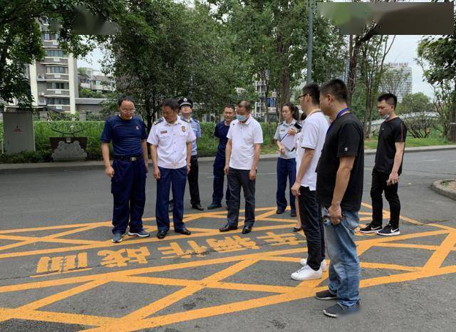 成都市消防救援支队长喻平文调研草堂街道消防车通道整治专项工作