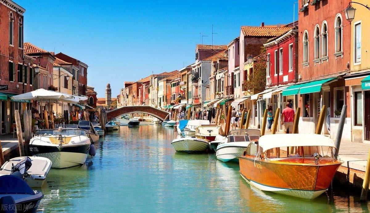 1/ 12 意大利著名的水城威尼斯遭遇到50多年一遇的大潮,洪水淹没了
