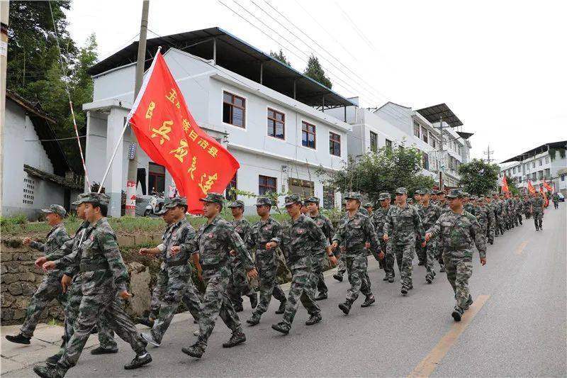 县人武部政委梁志新,县人民政府副县长汪红涛,县人武部副部长杨顺志