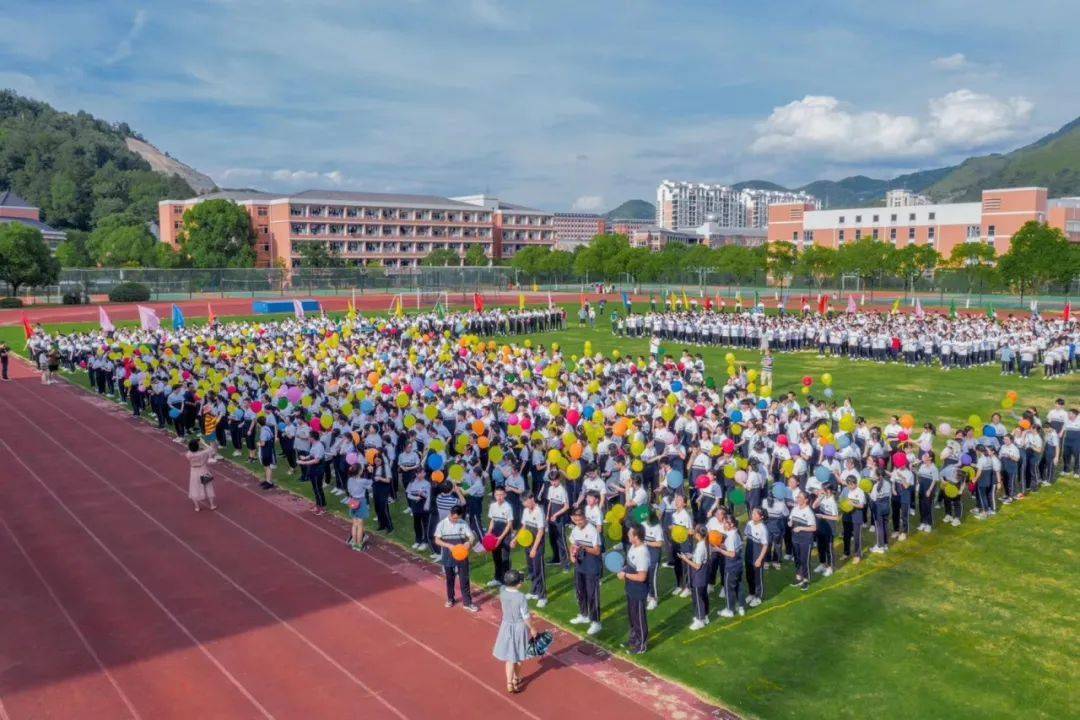 高考进入倒计时青田中学组织全校师生为高三学生加油助力