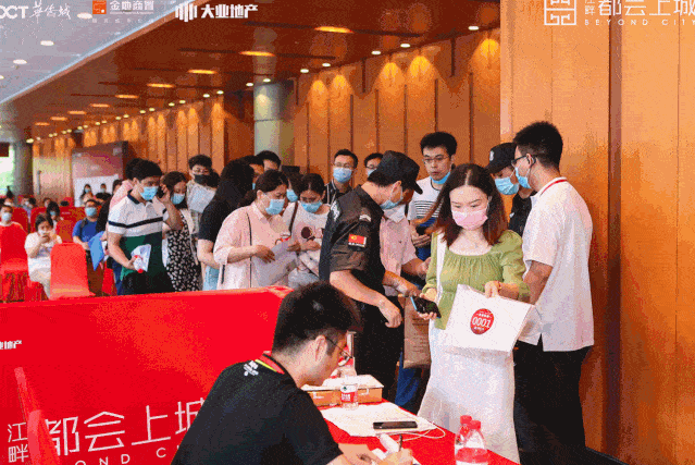 号点击报名通道,选择任意报名方式进入报名页面,或扫描下方二维码↓