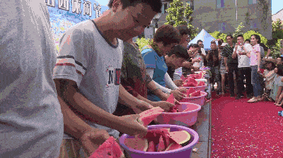 00—14:00 沙滩排球,沙滩足球水上拔河,泼水大战,吃西瓜等互动体验区