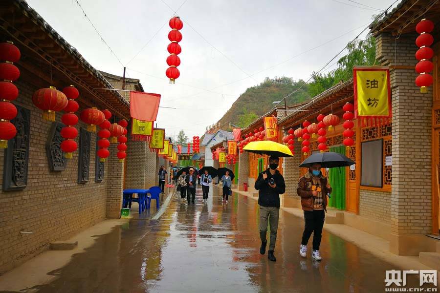 卯寨景区河湟美食一条街(央广网记者 张雷 摄)