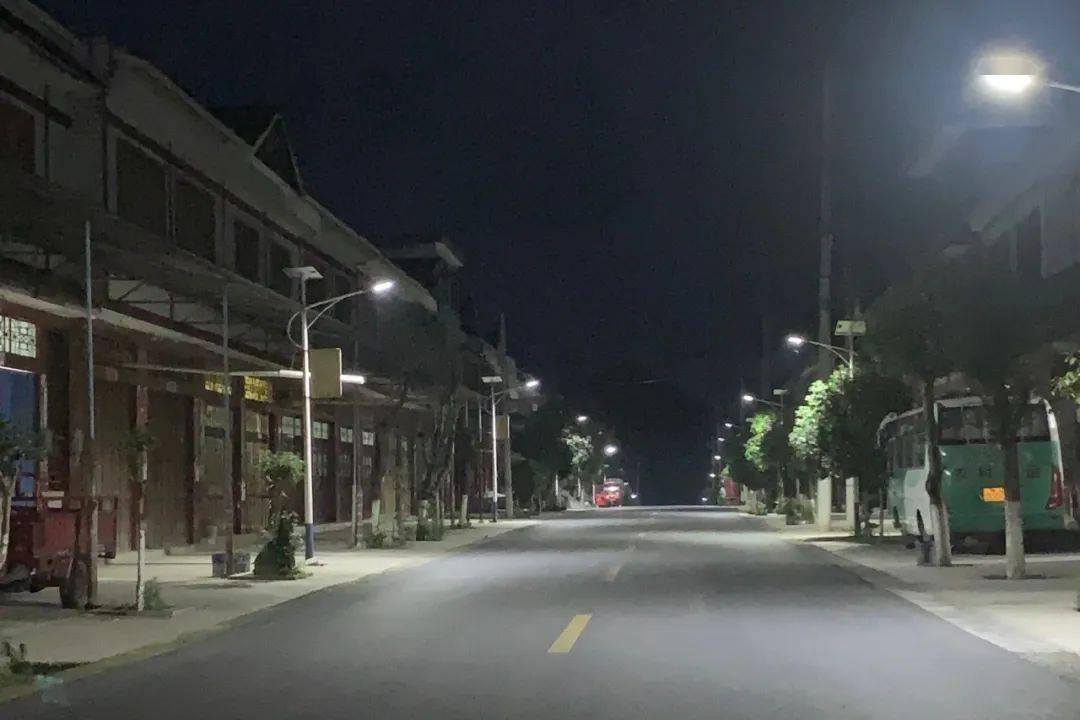 夜里街道明亮