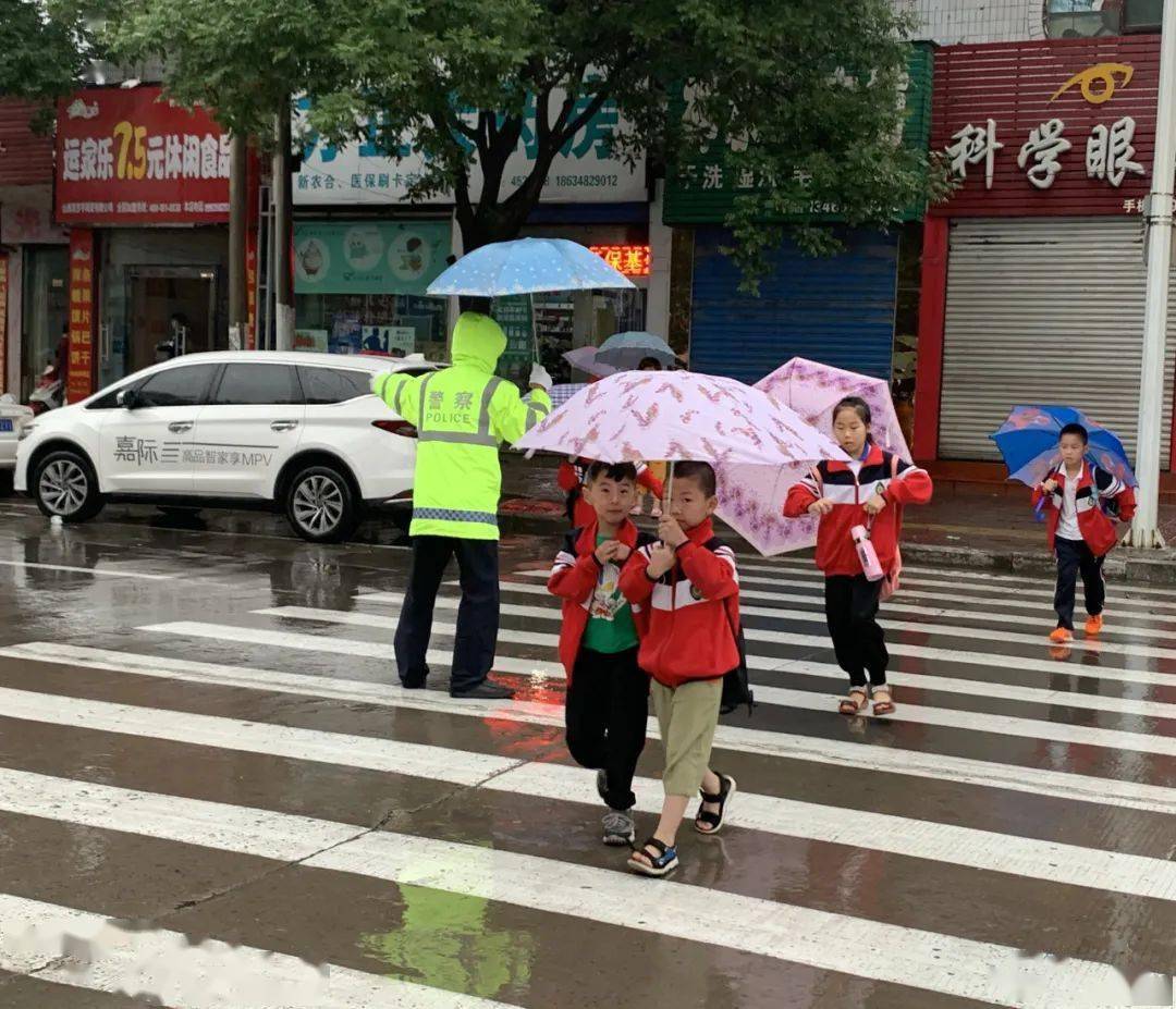 对家长接送车辆,社会车辆进行有序疏导,护送学生安全过马路