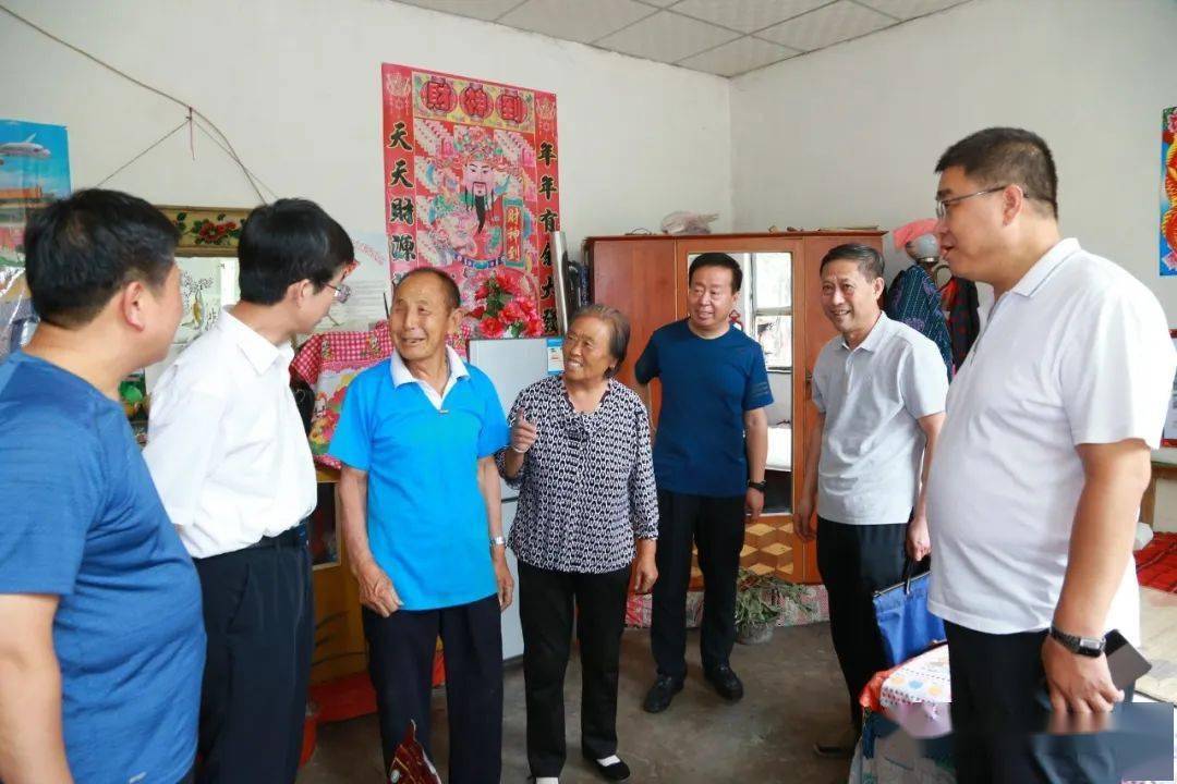 阳泉市公路分局局长闫献忠陪同市政协副主席王良义同志 深入梁家寨乡