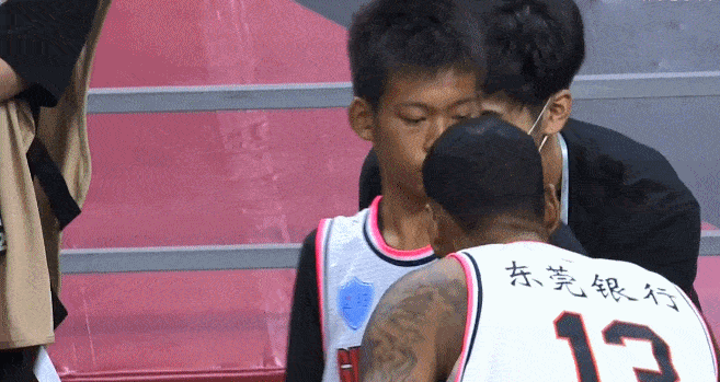 独臂篮球少年参加复赛跳球仪式!杜锋领他进场,将球抛给易建联