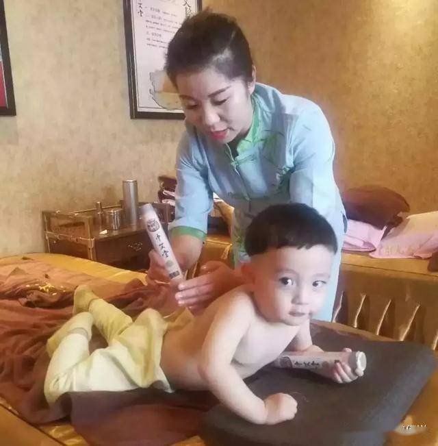 孩子|“出生7天婴儿竟做面部艾灸”：这些母亲为什么如此不靠谱？