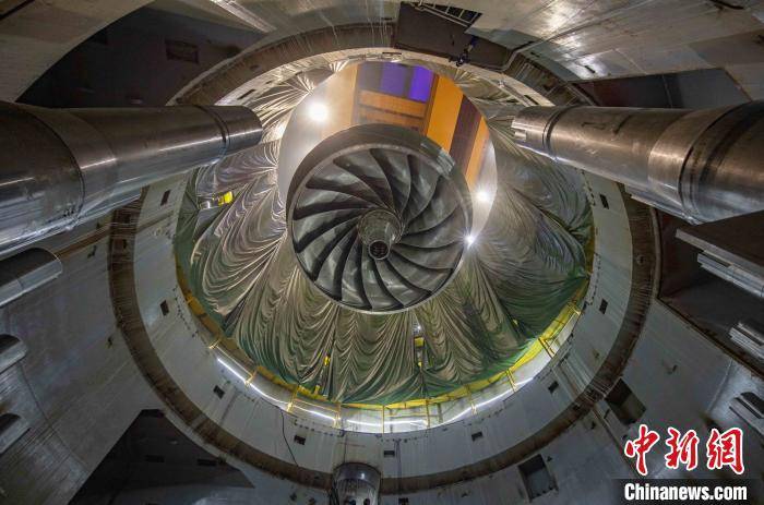 左岸|白鹤滩水电站首台机组转轮完成吊装