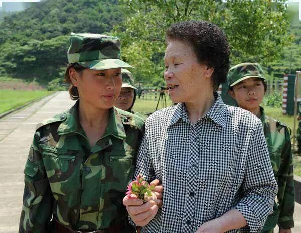 退役大校镜头里的女子民兵连