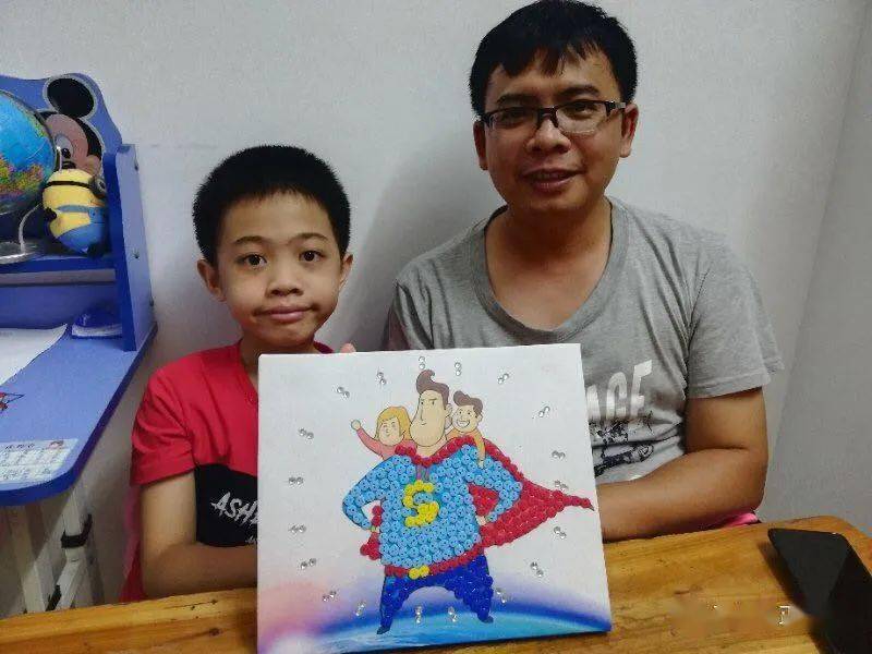 活动中孩子们和爸爸一起动手制作父亲节礼物—亲子纽扣画,彼此协作