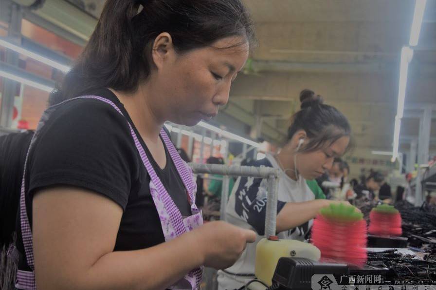 就业|融水苗家小镇上千搬迁贫困户安居乐业