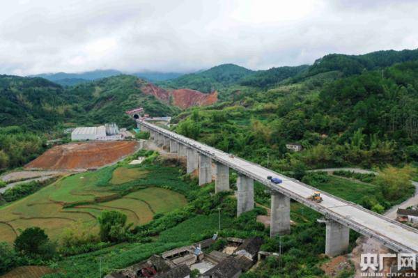 施工|昆明至景洪仅3小时！中老昆万铁路和平隧道贯通