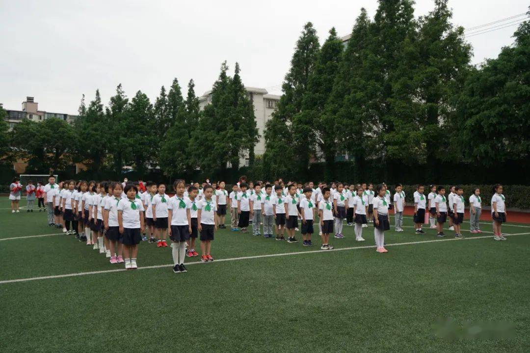 好队员"在全校师生的见证下参加三泉路小学近百名二年级学生齐聚操场