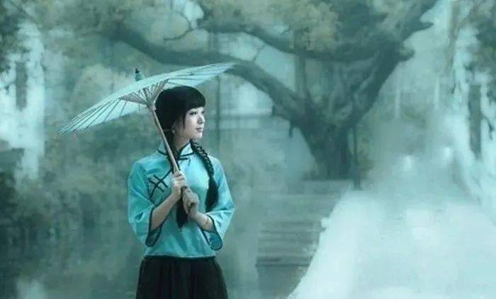 是谁撑一把油纸伞,穿过多情雨季,寻觅江南繁华旧梦?