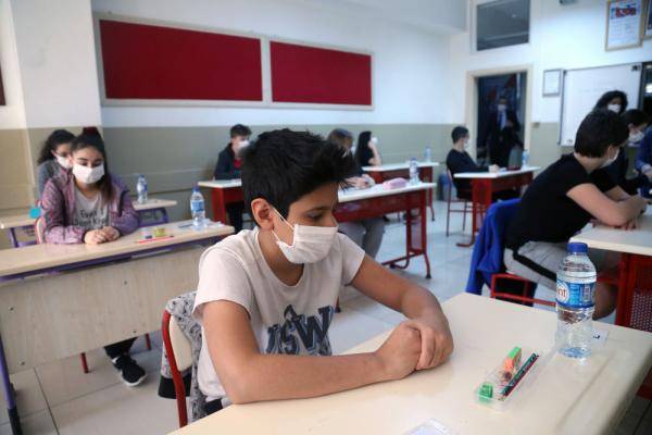 口罩|土耳其：疫情中 赴考场