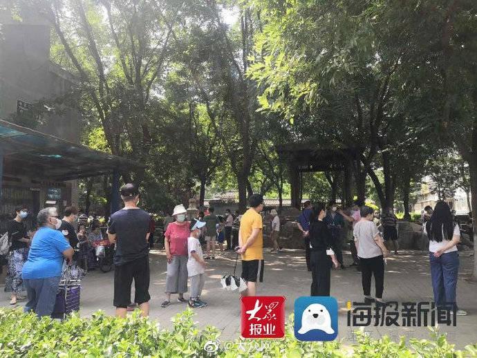 核酸|实拍北京东城区核酸检测采样点现场：医生背部全部湿透