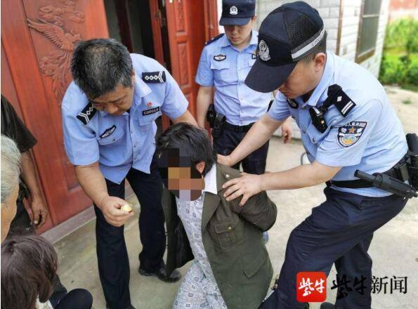 锤子|精神病人突然发病，手拿锤子到处挥舞，民警上前制服了