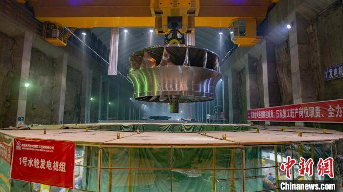 左岸|白鹤滩水电站首台机组转轮完成吊装
