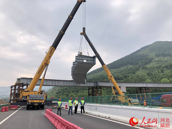 延崇|延崇高速跨张承高速钢桥吊装开始施工