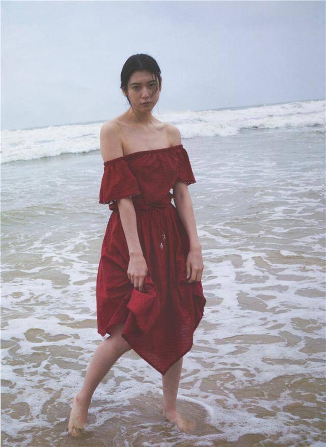 三吉彩花唯美写真图片:气质高冷的长腿女郎