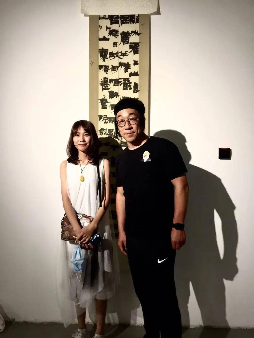 联合策展人宋静女士与参展艺术家鲁大东先生合影诗 篇宋 静画 篇抒情