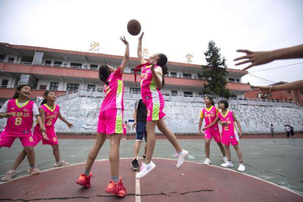 全民健身 山区小学的女子篮球队