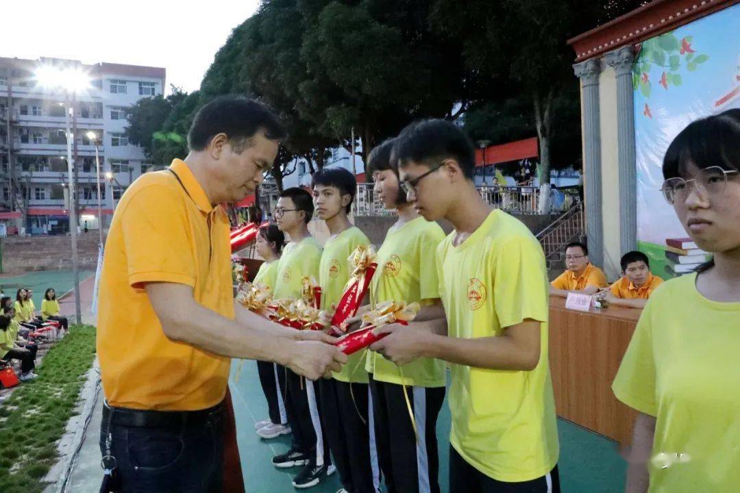 青春不毕业梦想再起航隆安中学隆重举行2020届高中毕业典礼暨高考动员
