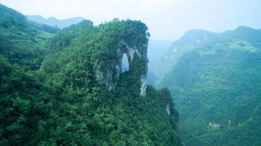 省文化和旅游厅党组书记,厅长雷文洁一行来到巴东县野三关镇穿心岩村