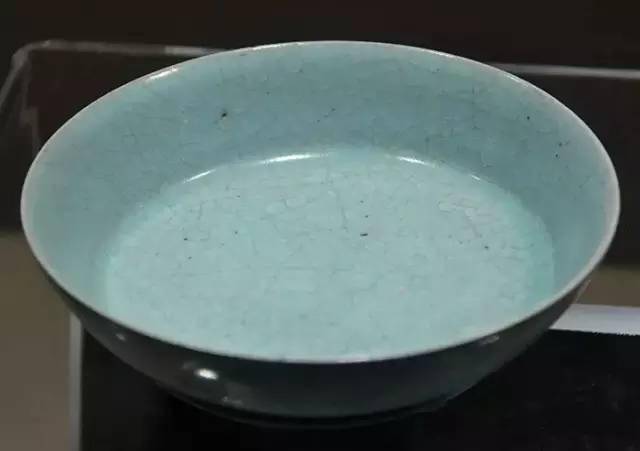 北宋 汝窑天青釉三足樽承盘 局部
