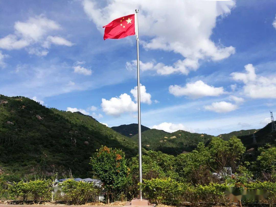 位于惠城镇林樟村的大南山革命纪念馆前五星红旗迎风飘扬(林楚明摄)