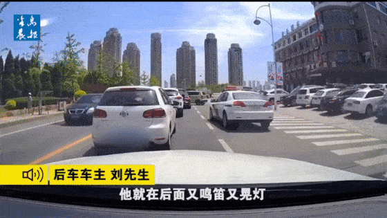 右后方的一辆黑色轿车想从右侧强行超车,超车线路可能位于非机动车道