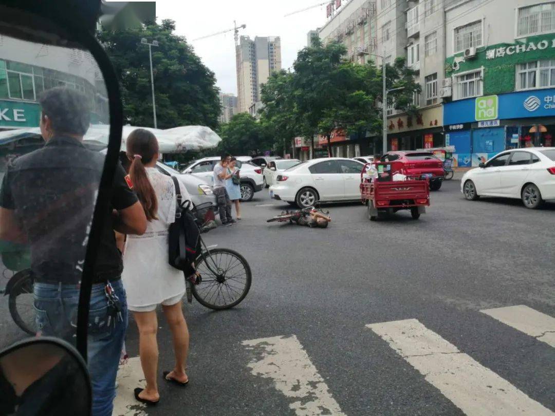 今天早上宜昌路口发生车祸
