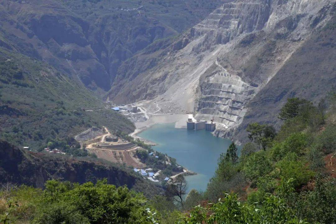 昭通鲁甸红石岩堰塞湖变废为宝世界首座堰塞坝综合水利枢纽投产发电