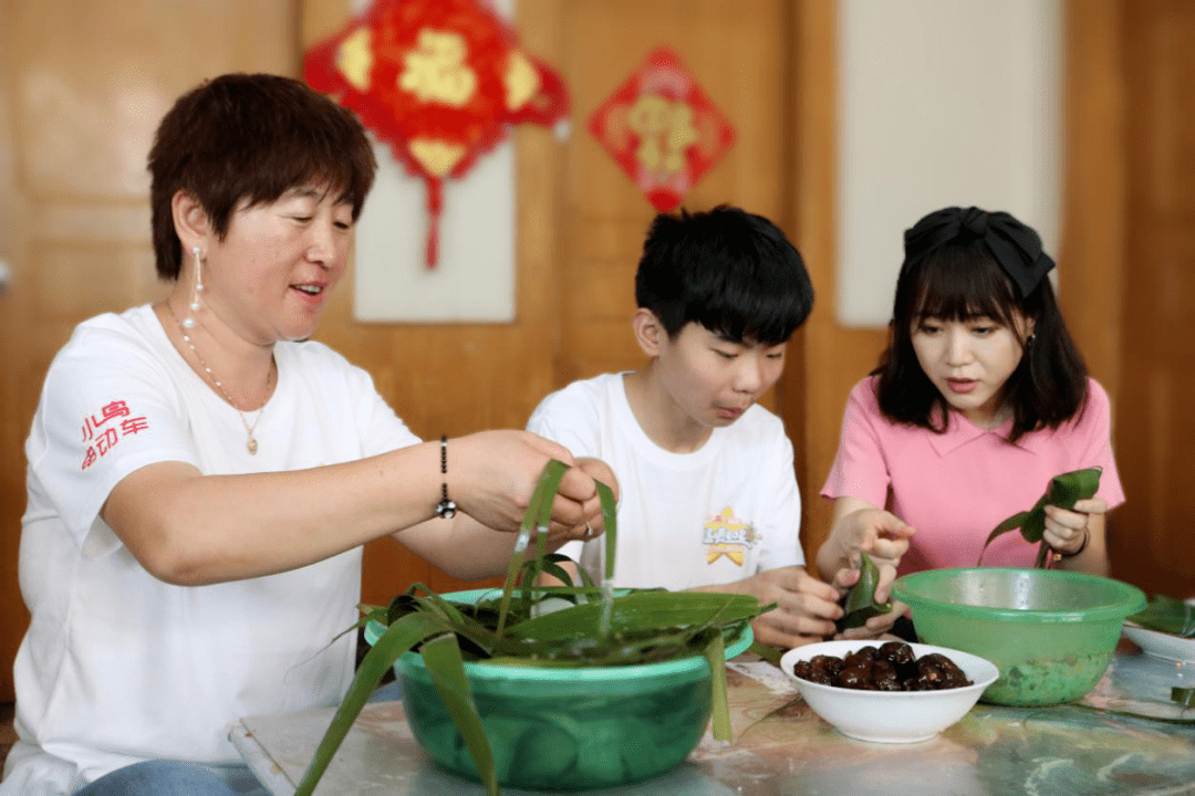 小鸟电动车爱心企业代表邢台市代理商为瑞辰送上学习