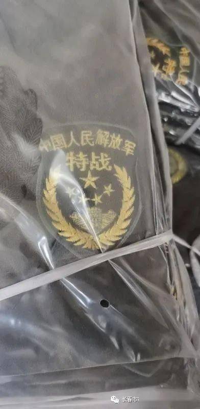 长春市一非法经销假军警服窝点被捣毁