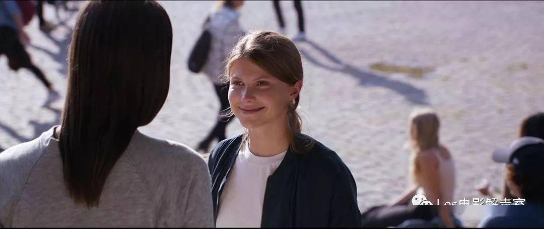 影片最后一幕,西尔玛拉着安雅的手,相视而笑.