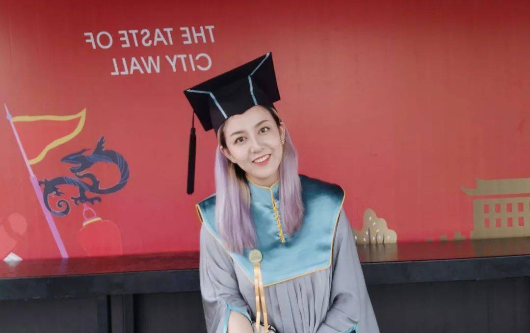 硕士学位服和学士学位服 10d466b6af684b79a79fee056c9a0598.jpeg