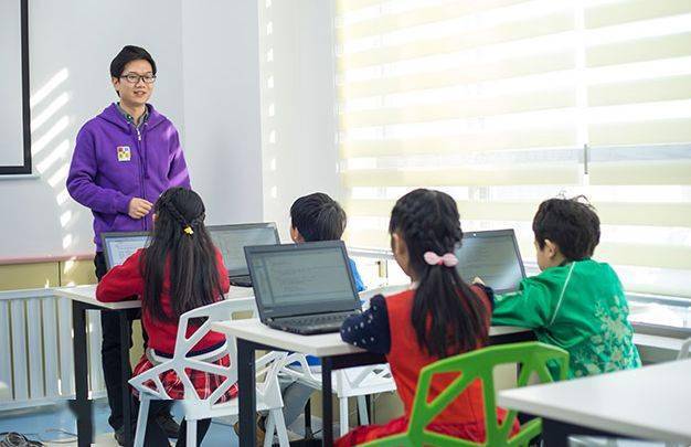 设了200余家线下校区，流动课堂走进120+个中小学公立校，50000+名在读学员。线上， 汲取线下