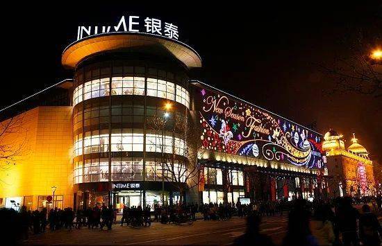 2012年,银泰百货在全国相继开出了超过50家百货商场和购物中心,年