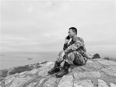 礁石上,官兵演奏着《战士第二故乡》.