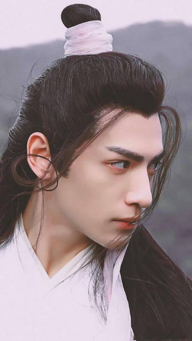 罗云熙在《香蜜沉沉烬如霜》中的"润玉"扮相也是极其成功的.