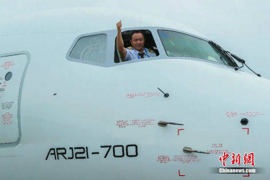国产ARJ21交付三大航 听老中青三代和“阿娇”的