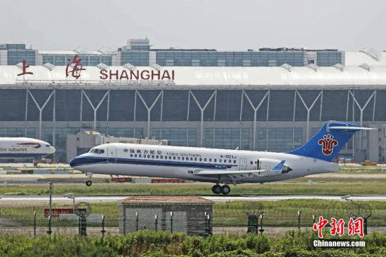 国产ARJ21交付三大航 听老中青三代和“阿娇”的