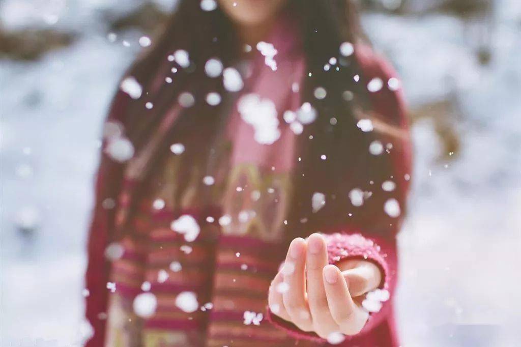 《飘雪》是陈慧娴的《归来吧》专辑中的一首粤语歌.