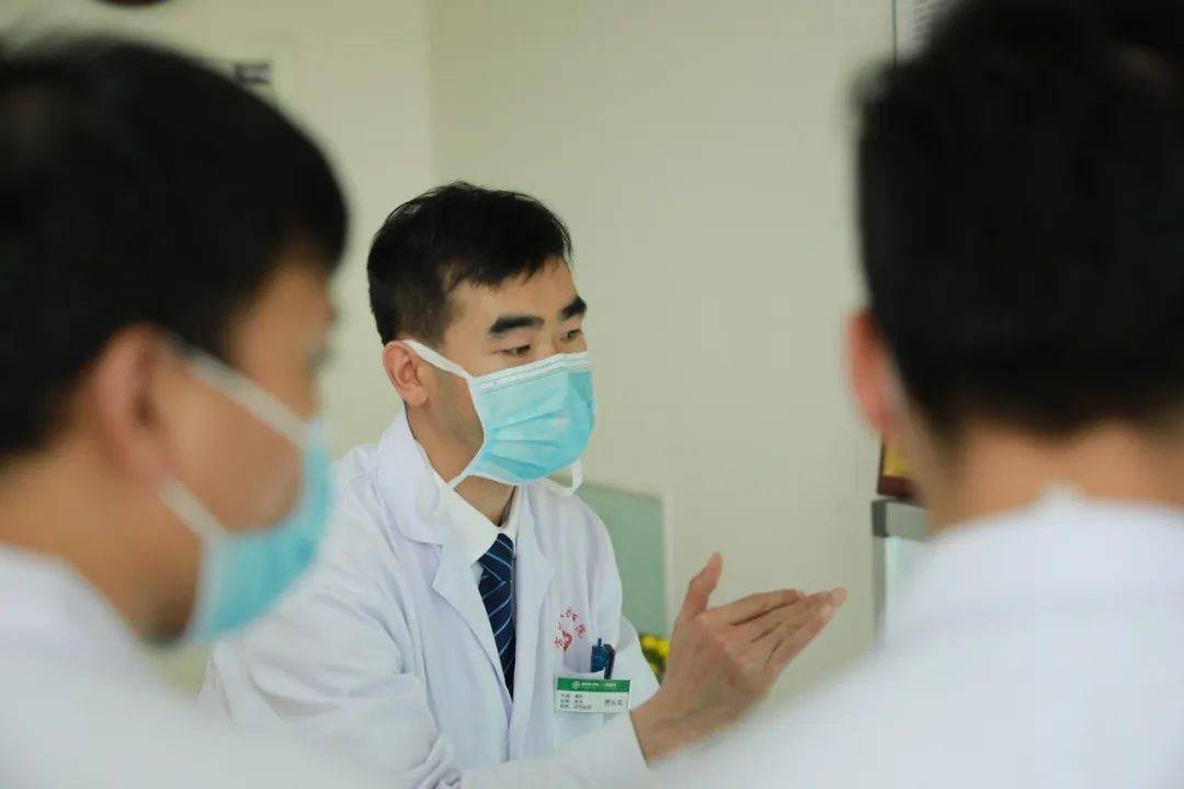 入院后,骨科主任贾长军与张微微医生面对患者具体情况,需要解决四个