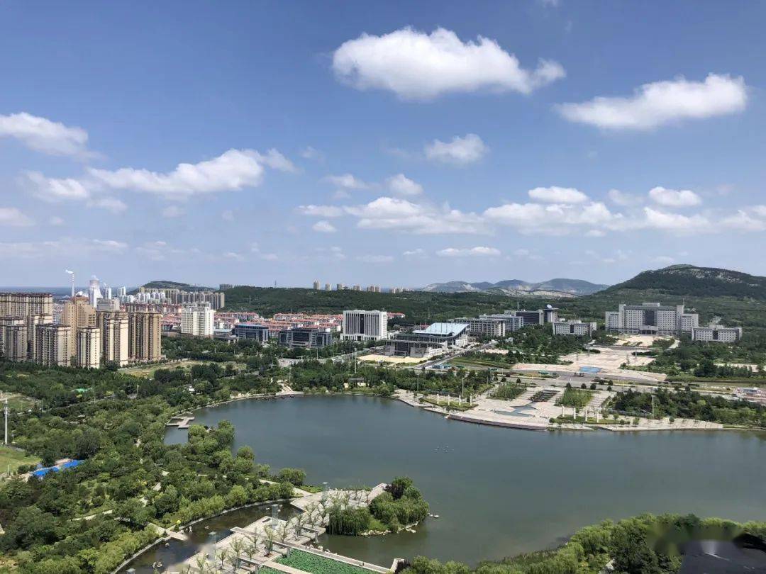 人的朋友圈 猝不及防地被蓝天白云给刷屏了 站在高处 俯瞰枣庄新城