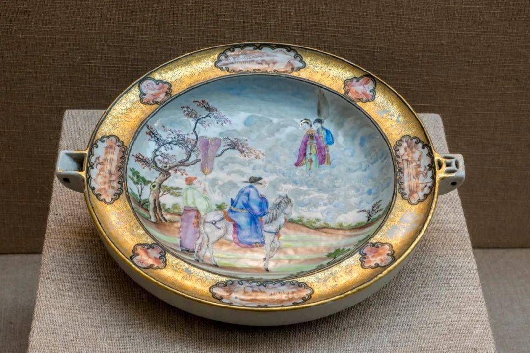 追溯了从乾隆晚期至嘉庆早期的20多年时间,洛克菲勒纹饰广彩瓷生产