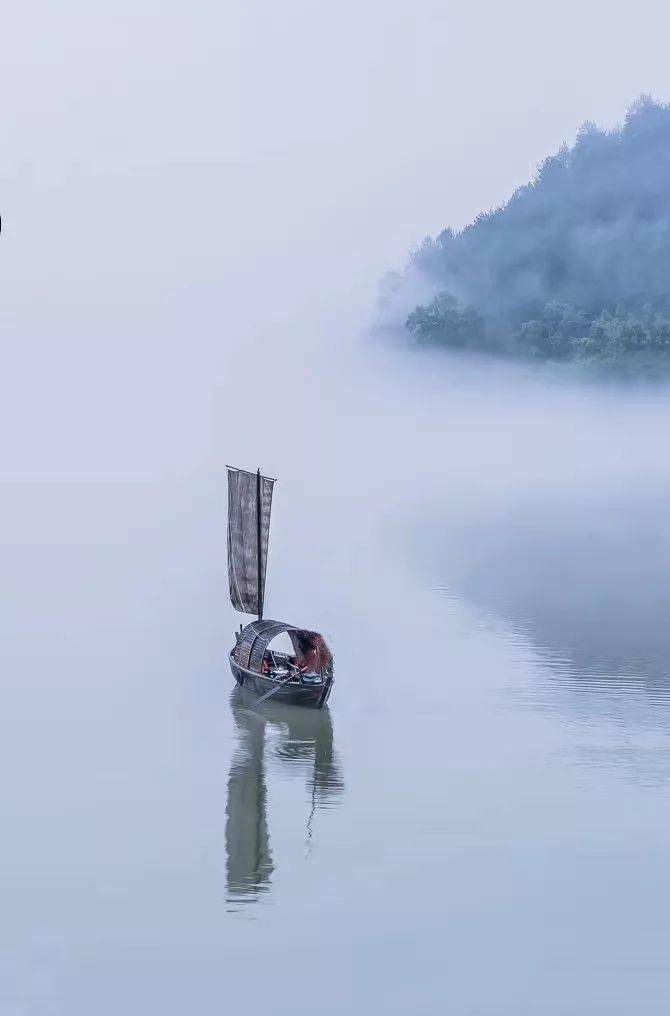 这样,即使风雨如磐,命途多舛,有一天蓦然回首,原来——轻舟已过万重山